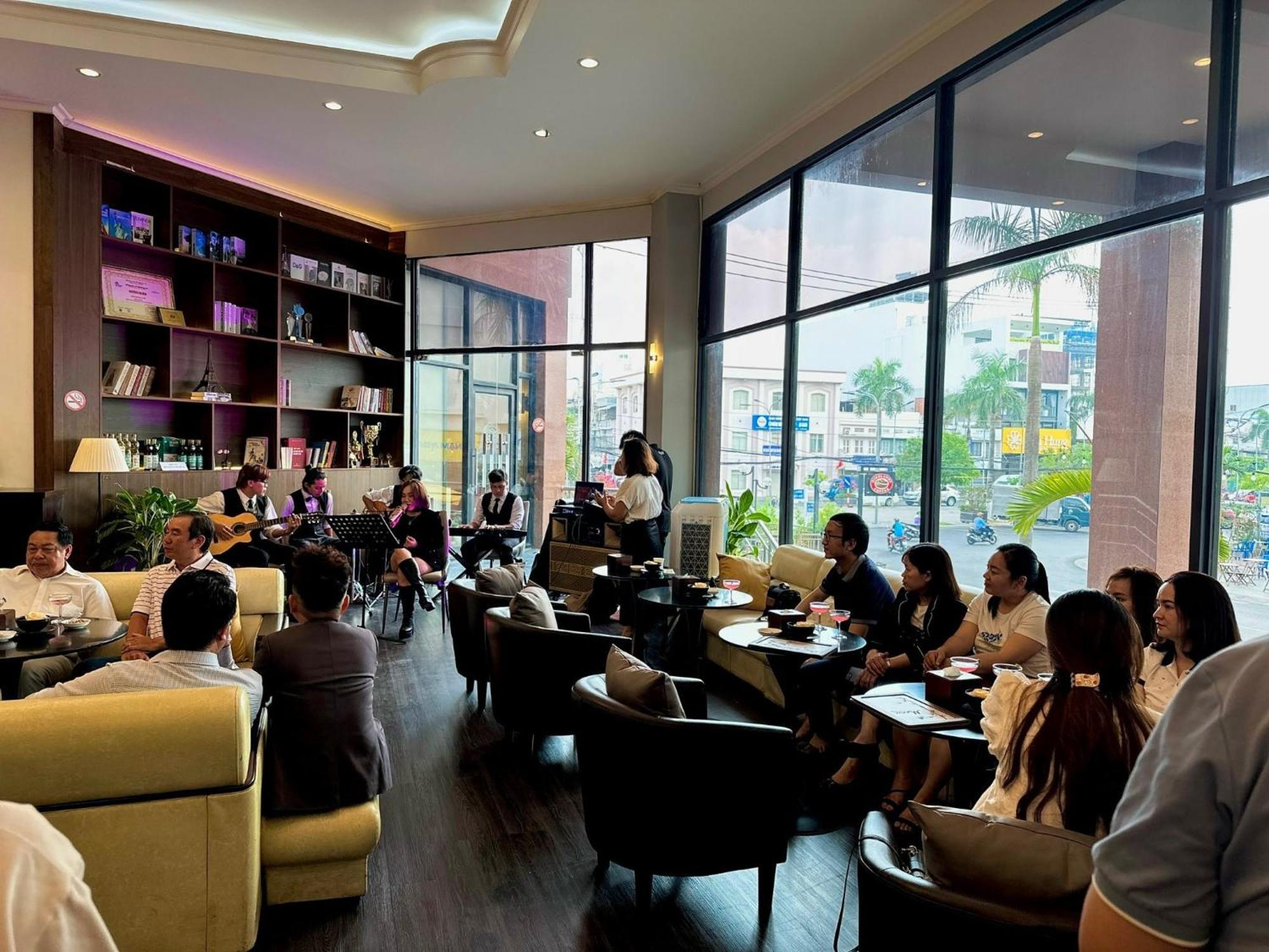 Long Xuyên Dong Xuyen Hotel מראה חיצוני תמונה